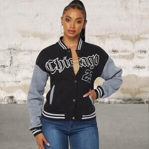 B Free NWT Women's Chicago Varsity Set Size Medium